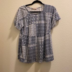 Short sleeve blouse with plaid pattern